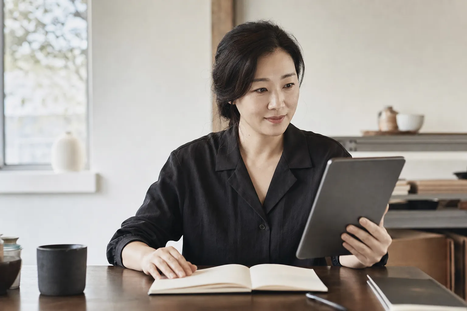 스몰브랜드 대표가 태블릿으로 매출 데이터를 분석하는 모습