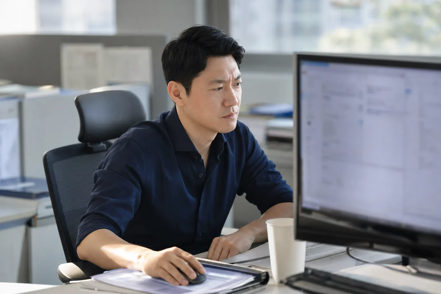 브랜드 로켓배송, 받아들이기 전에 넘기는 것들 | OSC 1 30대 후반 한국인 남성 브랜드 운영 담당자가 사무실 모니터의 로켓배송 전환 제안 메일을 보며 고민하는 모습