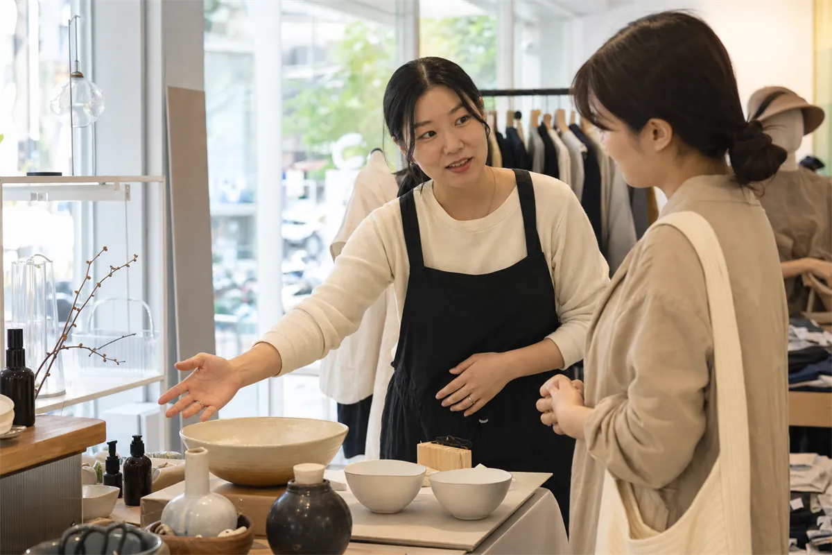 스몰브랜드 팝업스토어, 언제 어떻게 열어야 하는가 5 브랜드 대표가 팝업스토어에서 고객과 대화하는 모습