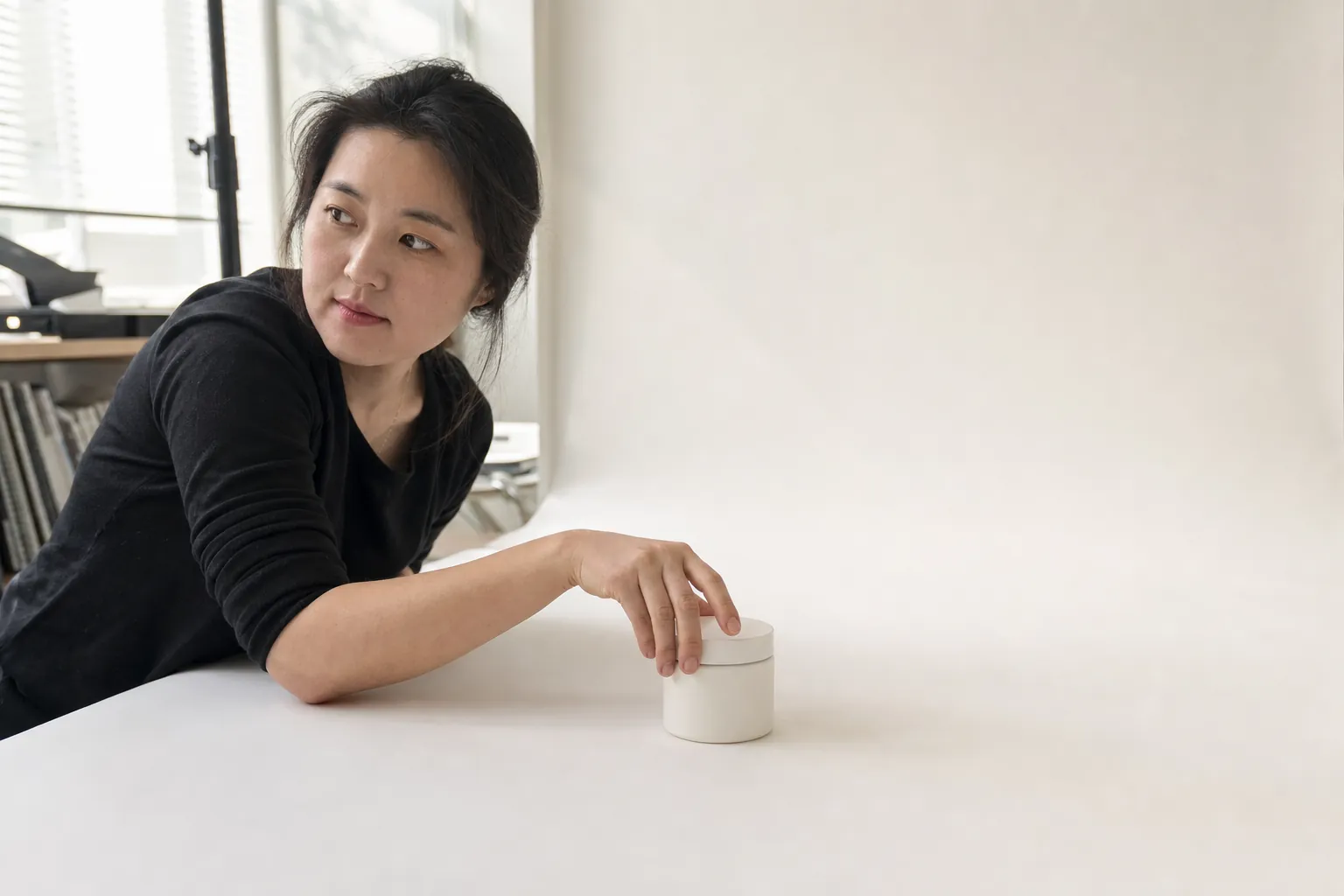 쿠팡 썸네일 최적화, 예쁜 것보다 읽히는 것 1 촬영 담당자가 흰 배경 세트 위에서 제품 위치를 잡는 모습